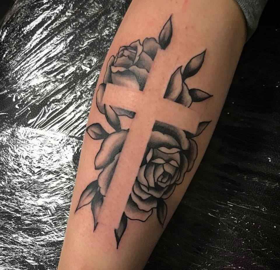 Simbol de tatuaj încrucișat care înseamnă trandafir design tatuaj braț superior femei