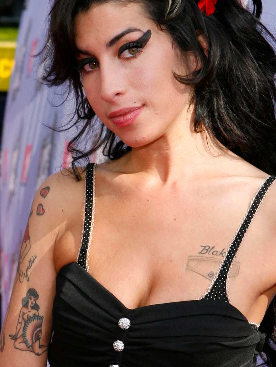 Tatuaj lacrimă Amy Winehouse, ceea ce înseamnă o lacrimă tatuată sub ochi