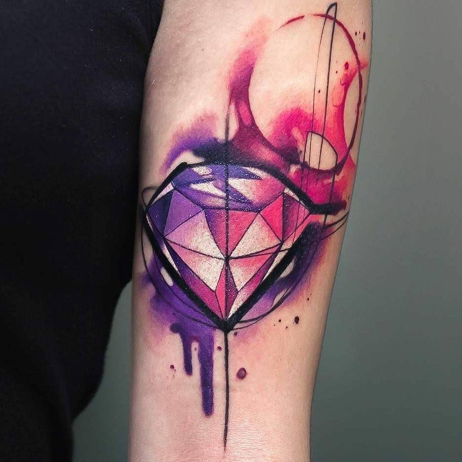 Tatuaje cu diamante cu semnificația motivului tatuajului brațului superior pentru femei mici