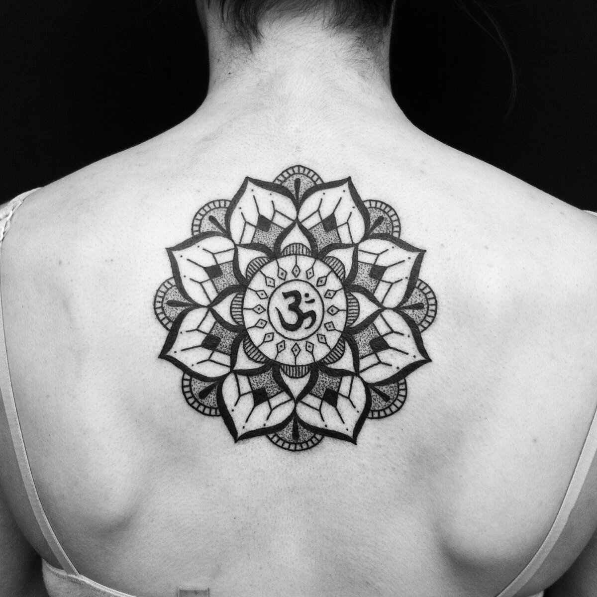Tatuaj mandala cu semnul Om pe spate
