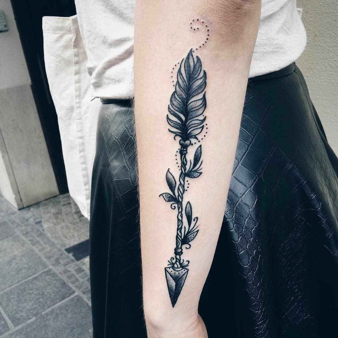 Săgeată design tatuaj pentru femei idei tatuaj antebraț