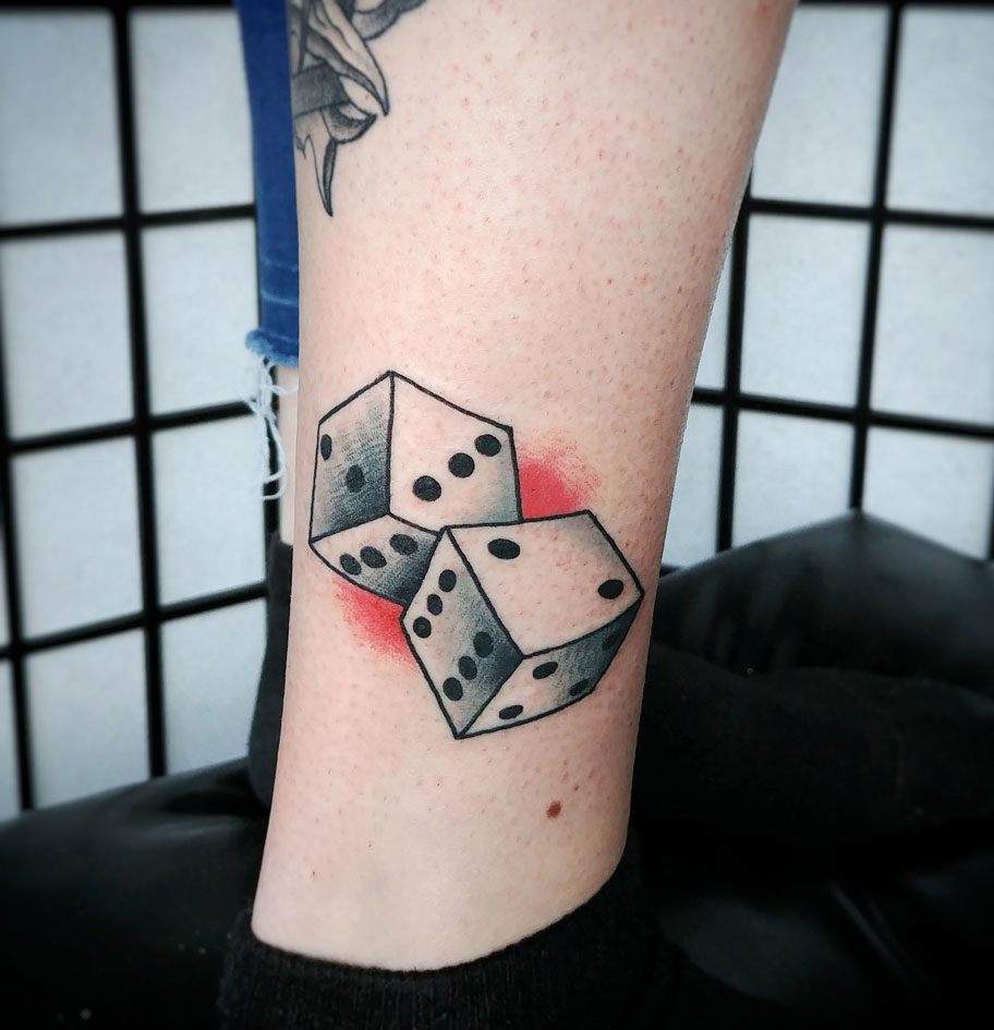 Idei de tatuaje cu zaruri tatuaje pentru picioare pentru femei mici