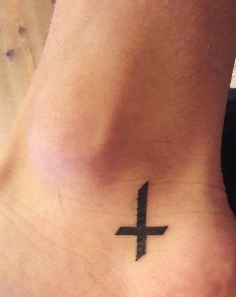 Simbolul crucii și semnificația lui tatuaj pe picior mic
