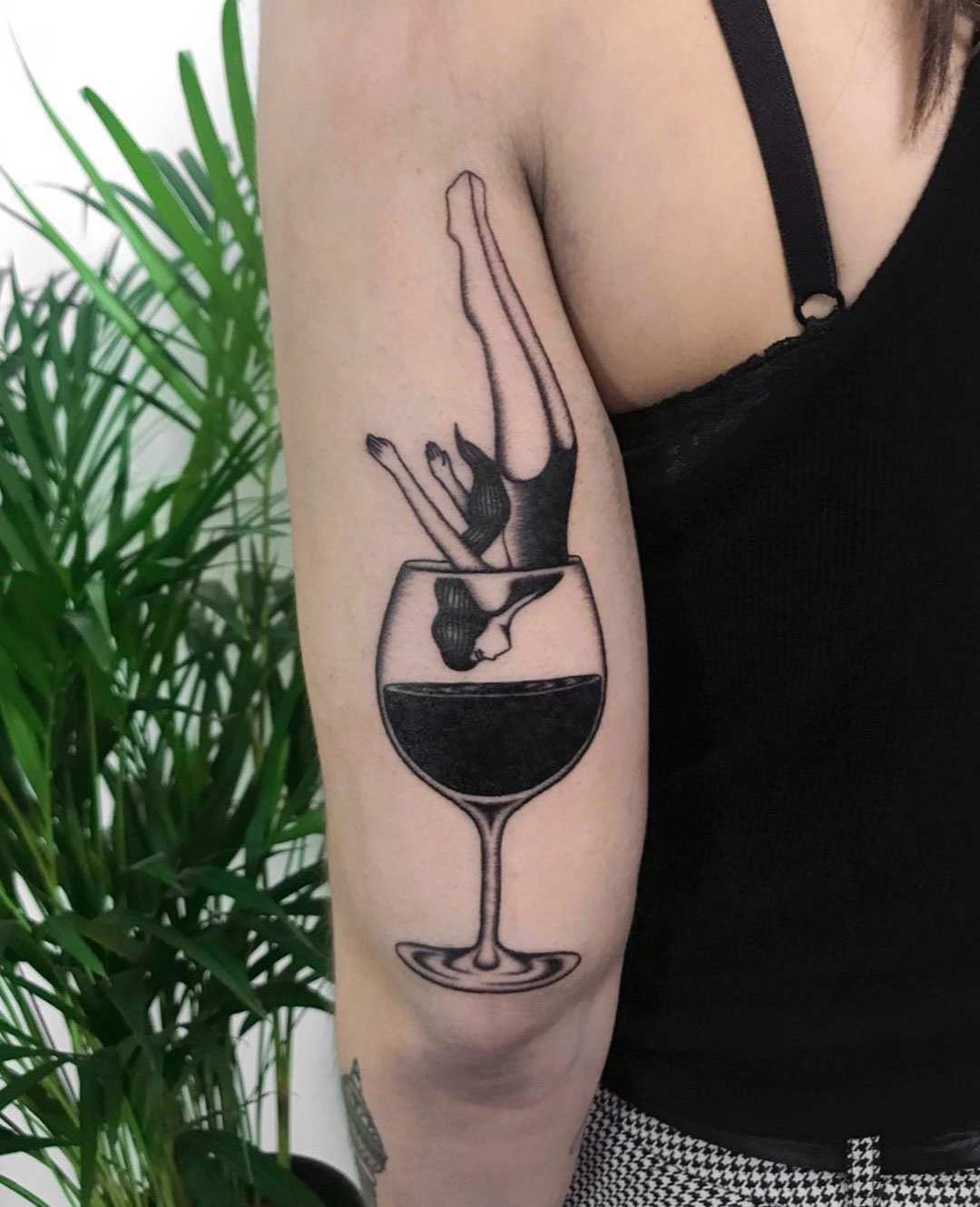 Idei de tatuaje pe umăr pentru femei design de tatuaj pahar de vin mic