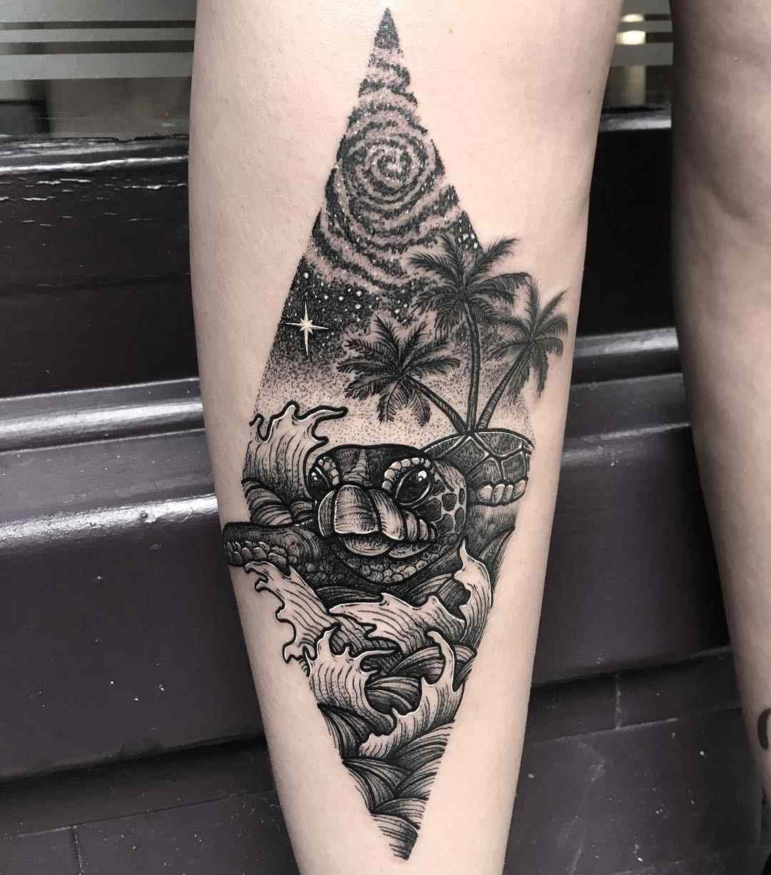 Idei de tatuaje Caterpillar femei tatuaj motor tatuaj femei