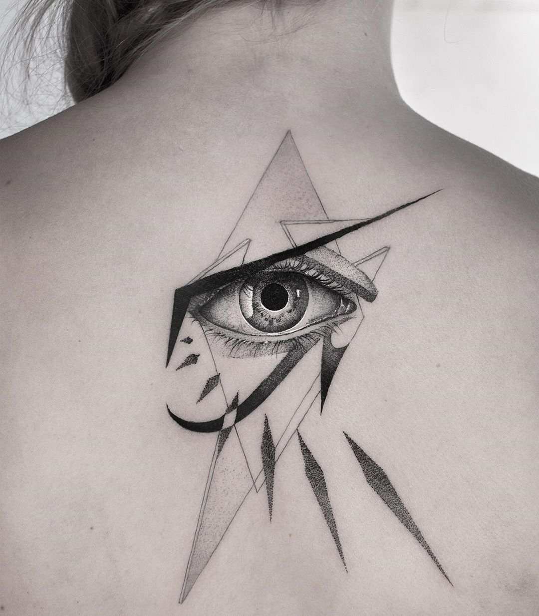 Ochi în triunghi design tatuaj spate tatuaje pentru femei