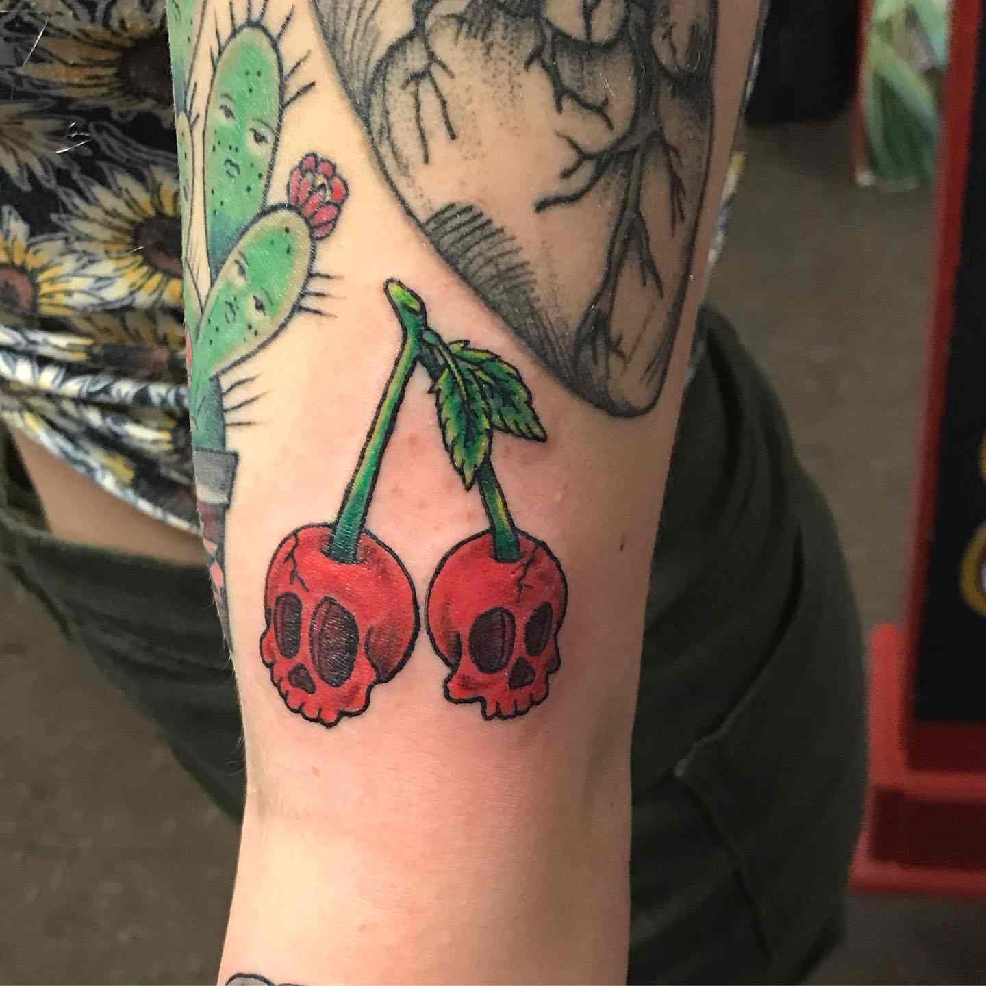 Craniu cireșe tatuaj design picior mic tatuaj femei