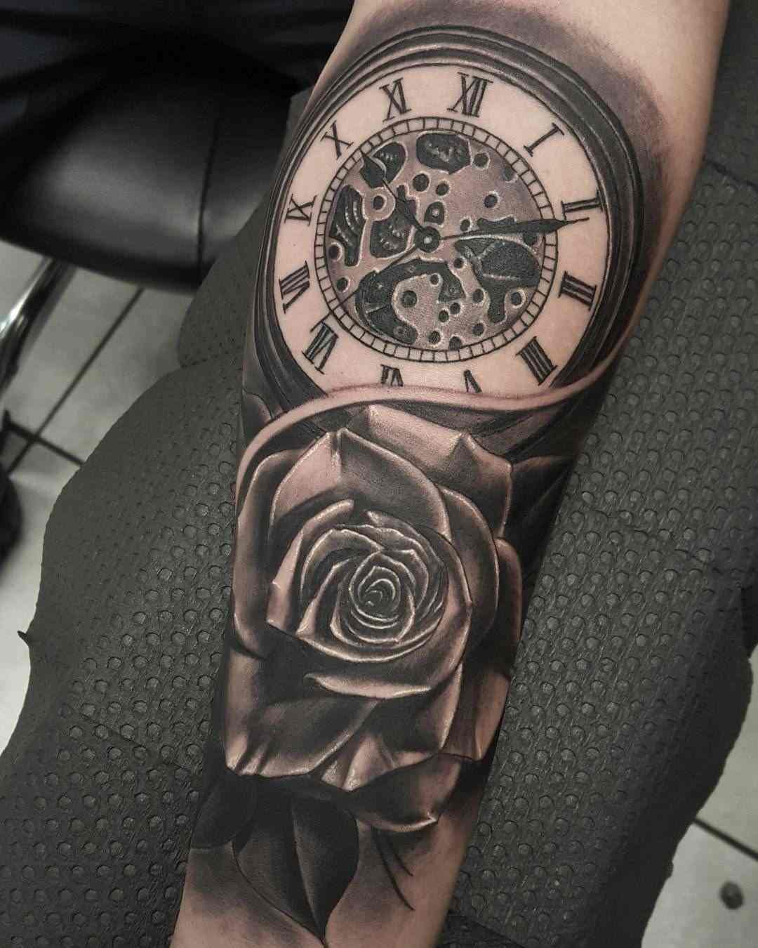 Tatuaje cu semnificație trandafir tatuaj cu ceas antebraț femei design tatuaj