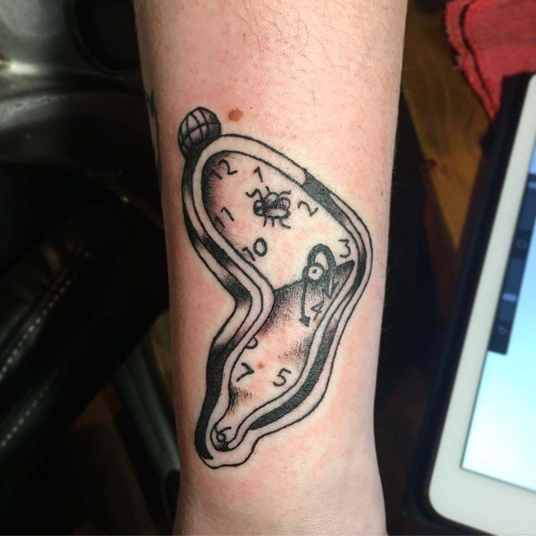 Tatuaje cu ceas cu idei de tatuaje semnificative pentru femeile din antebraț