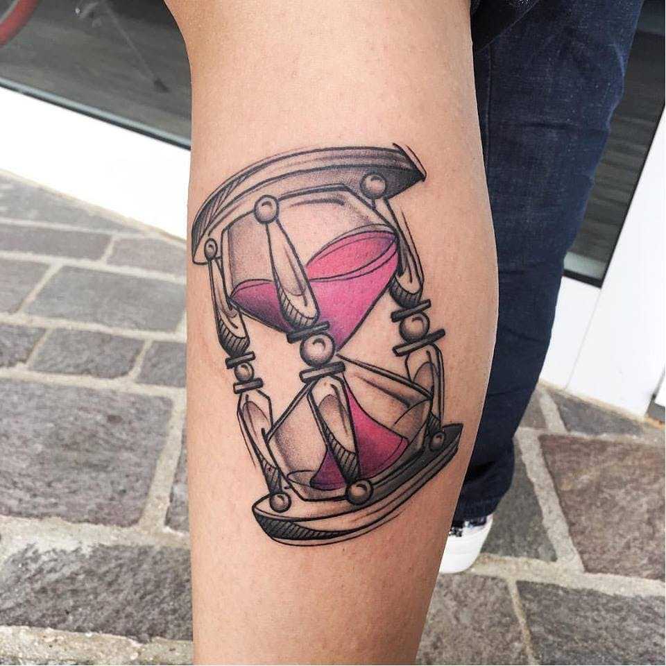 Tatuajul clepsidră înseamnă idei de tatuaje pentru brațul superior pentru femei