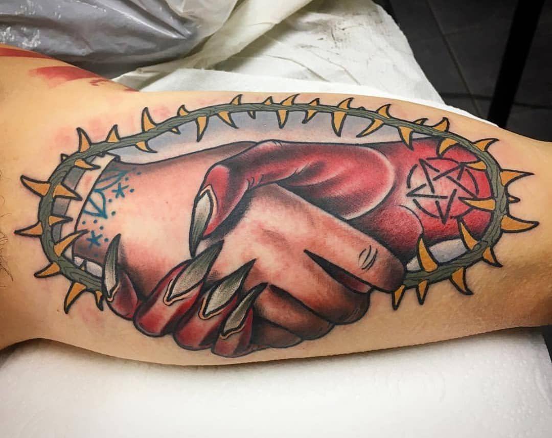 Idei de proiectare tatuaj mâini motiv pentru tatuaj braț superior pentru bărbați