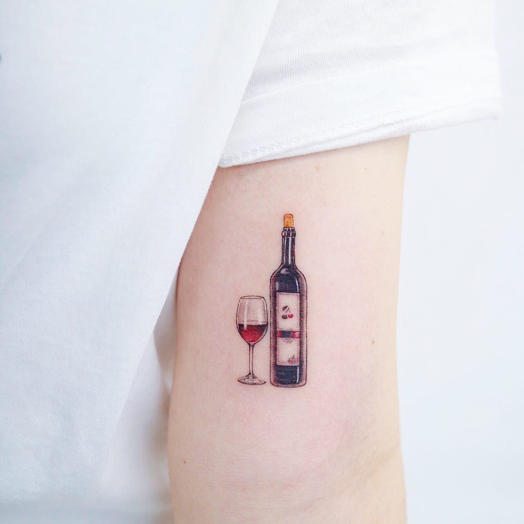 Idei de tatuaje pentru pahare de vin pentru designul tatuajelor pentru brațul superior al femeilor