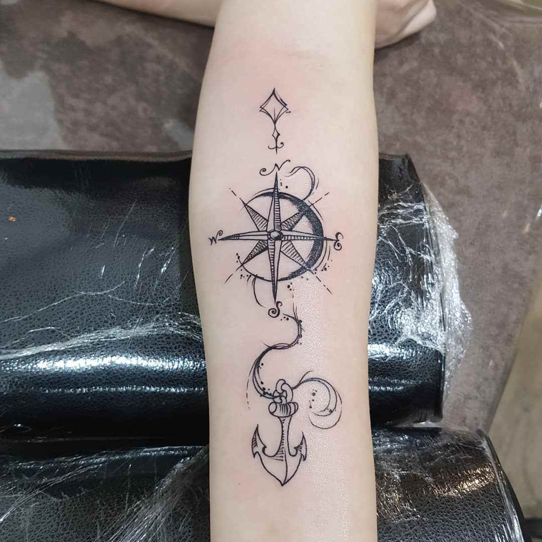 ce înseamnă o busolă cu ancoră ca un design de tatuaj motiv pentru tatuaj antebraț