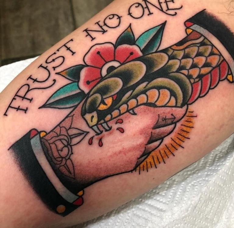 Nu aveți încredere în designul tatuajului nimănui, cu idei de tatuaj pe șarpele brațului superior