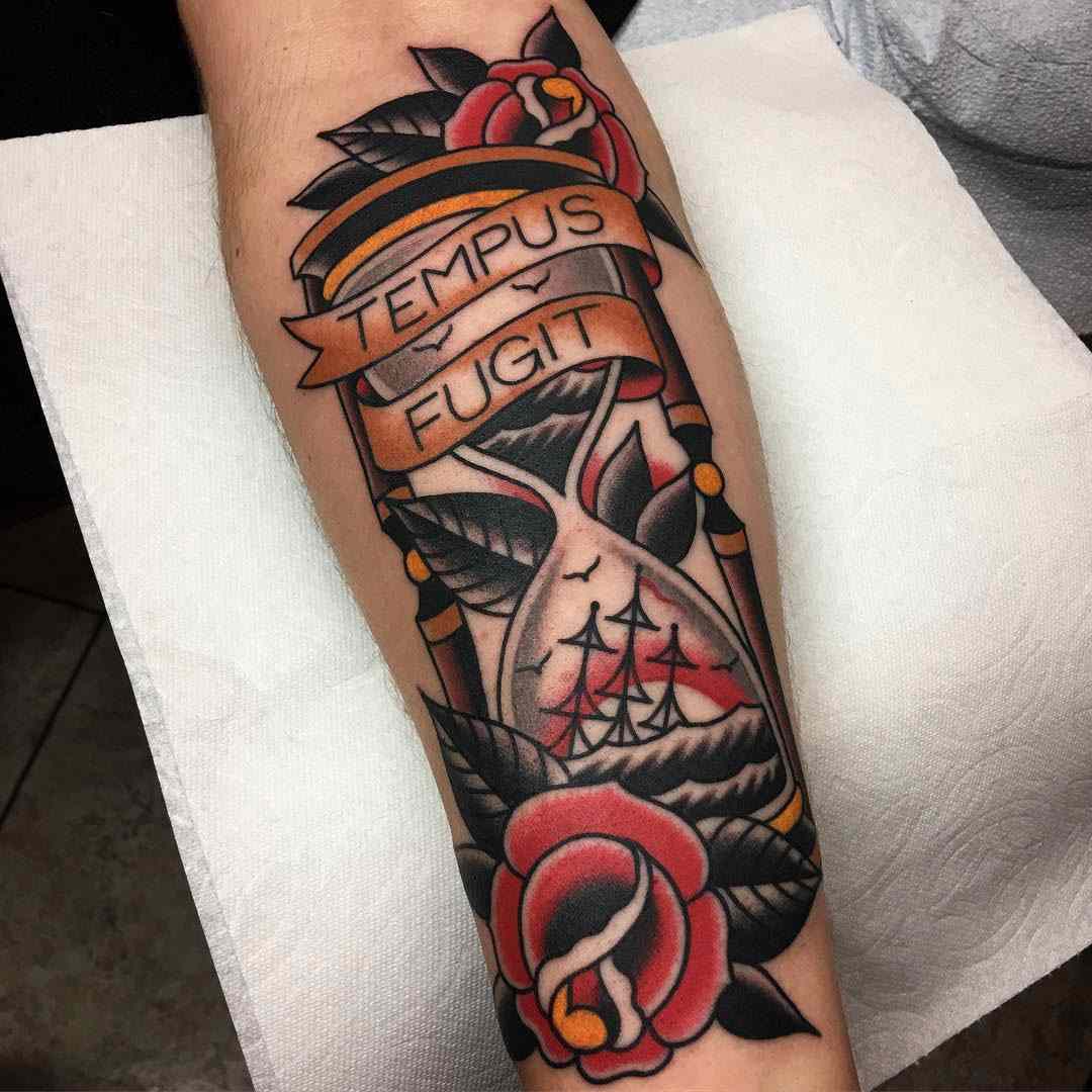 Clepsidra cu trandafiri design tatuaj zvonuri tatuaje idei