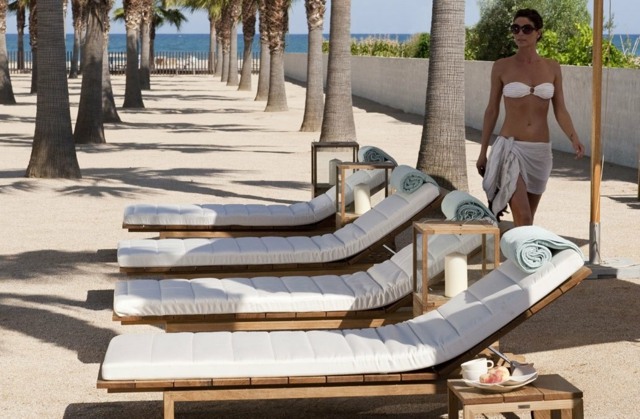 Masă din lemn, felinar, perne, plajă, plajă, palmieri, soare