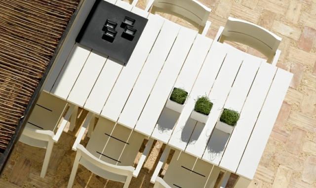 culoare albă pergolă protecție solară zonă de luat masa podele din lemn