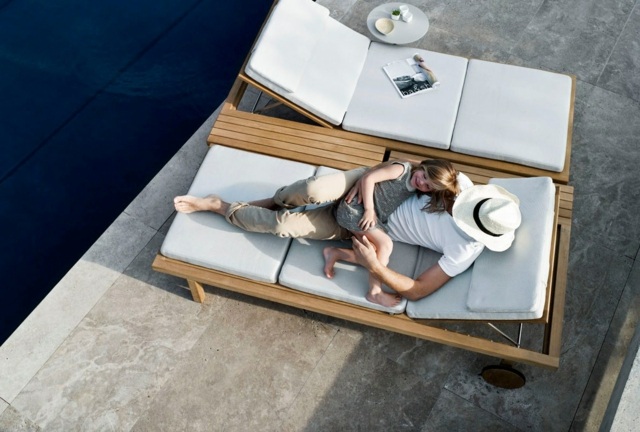 Vacanță de familie vara soare lemn tapițerie culoare albă