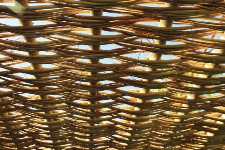 Design acoperire terasă cu plasă translucidă Acoperiș terasă-proiectare-împletitură-împletitură-ratan-lumină-curgere-soare