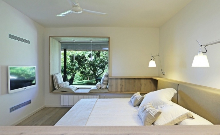 frumoasa casa alpina cu doua dormitoare moderne Patio-baldachin-design-răchită-dormitor-fereastră-scaun-ventilator-lampă-de-noapte