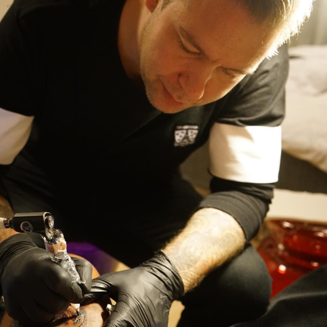 O procedimento de tatuagem com gizmo