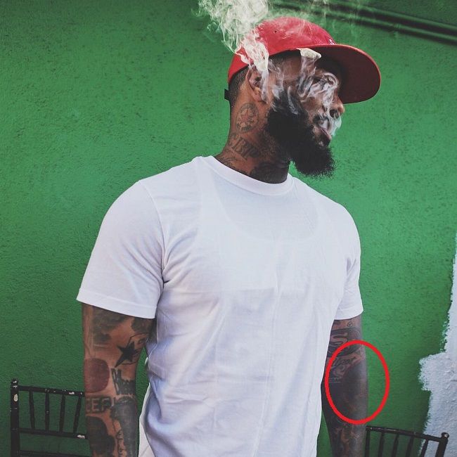 a tatuagem do logotipo do jogo furacão