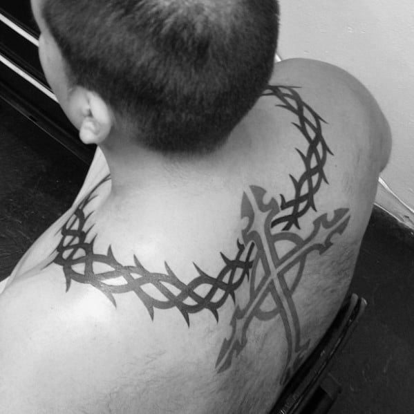 Tatuaggio corona di spine sul collo per uomo