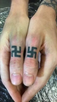 Swastik Tattoo sul dito
