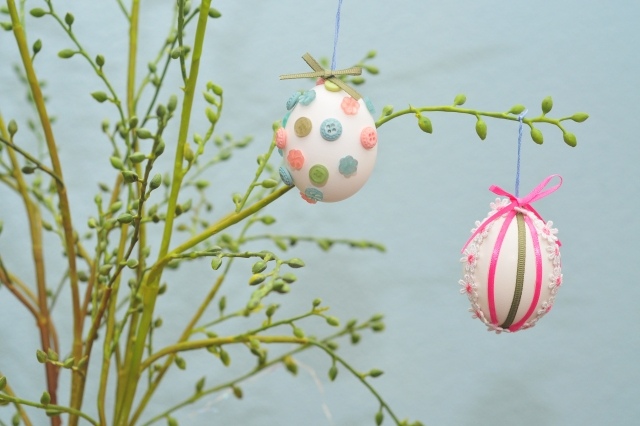 Decorarea ouălor de Paște suflă ramurile de primăvară închid vaza Ideile de decorare a ouălor de Paște suflă agățând ramuri de primăvară