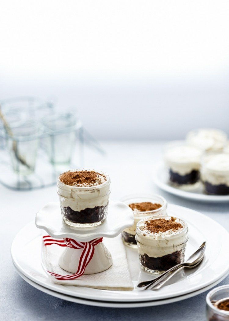 straturi de desert tiramisu într-un pahar