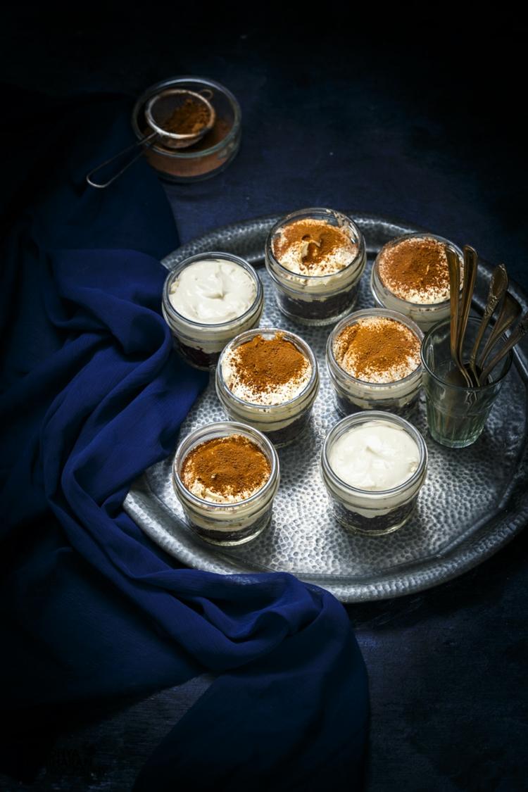 servește zece minute de tiramisu în două straturi într-un pahar