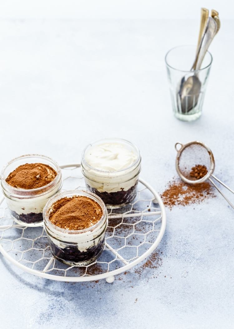 pur și simplu puneți tiramisu de ciocolată într-un pahar