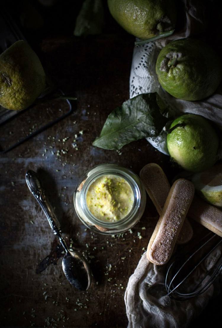 Serviți lingura de biscuiți limoncello tiramisu într-un pahar