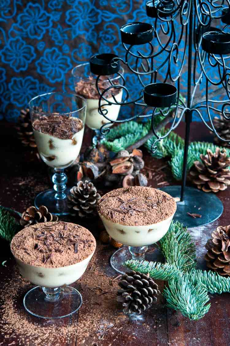 tiramisu servind într-un pahar de cacao de iarnă