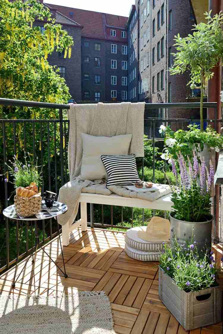 savurați cafeaua de dimineață pe balconul însorit masă-balcon-exterior-gresie-lemn-plante-însorite-bancă-tavan
