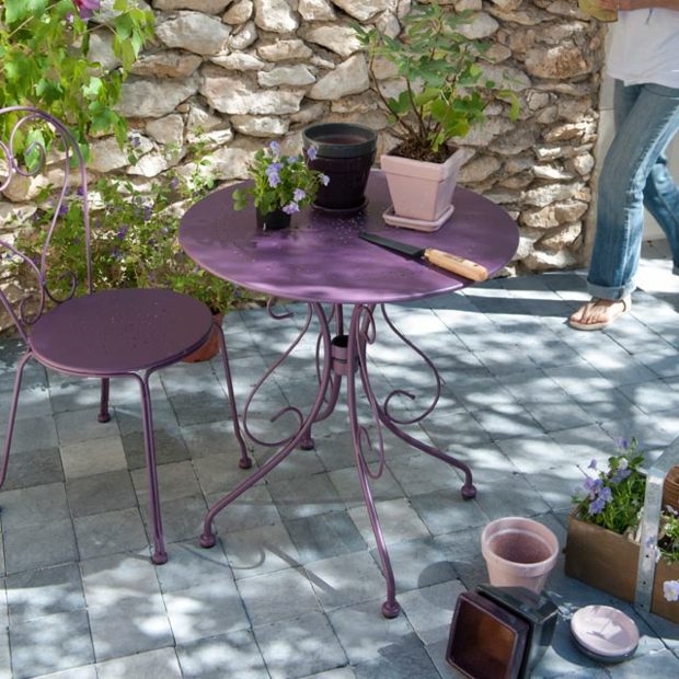 Masa mobilier fier forjat metalic clasic rotund violet Mobila masa metalica clasica rotunda culoare violet fier