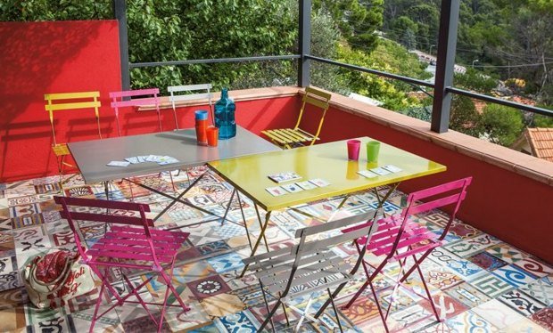 Idei de design scaune din fier forjat roz verde pliabil Masă mică de balcon din fier forjat în jurul plăcilor colorate de perete roșu