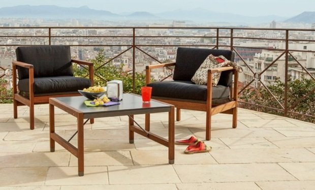 Set mobilier balcon scaune tapițerie masă mică piatră gresie culoarea nisipului Tapițerie masă mică piatră piatră balustradă metalică culoare nisip