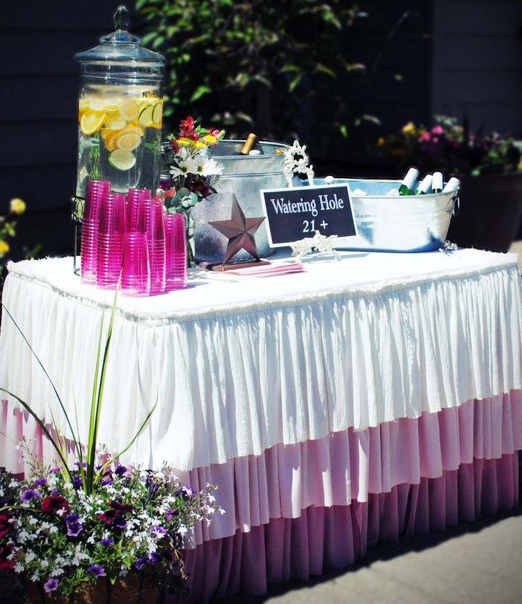Decor pentru o petrecere de vară în grădină - față de masă cu volane Cusut o față de masă-idei-grăbit-petrecere-grădină-vară-alb-roz-violet-degradat