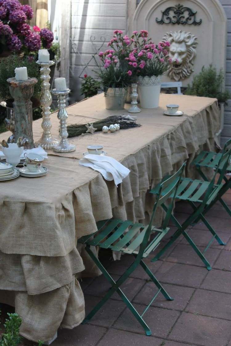 Fata de masa din iuta cu bibelouri in gradina față de masă-aproape-idei-foșnit-grădină-țesătură-iută-vintage