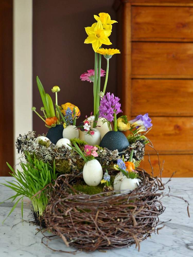 Vaze de ouă cu flori de primăvară în cuiburi Realizați personal decorațiuni de masă pentru Paști, cuib-ou-vaze-flori tăiate-mușchi