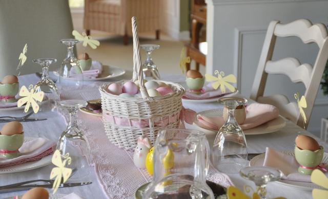 decorarea mesei coș de Paște ouă gălbui culoare roz roz fluturi ouă Decorațiunile de masă pentru Paște vă fac să vă coșcați ouă de culoare roz delicată, fluturi de ouă