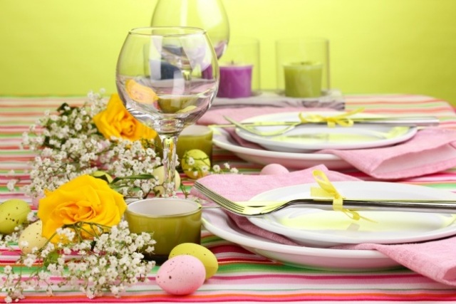 idei de decorare a mesei pască cu dungi de masă șervețel roz suport pentru lumânări decorarea mesei de Paște cu dungi de masă șervețel roz suport lumânare