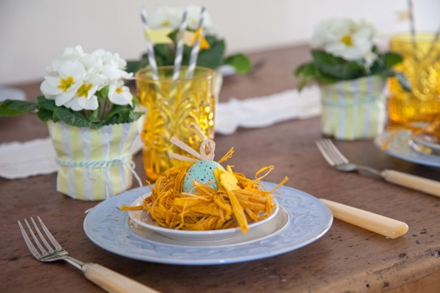 idei de decorare masă feluri de mâncare albastre de Paști ochelari galbeni flori în ghivece decorațiuni de masă mâncăruri de Paști albastre pahare galbene flori în ghivece