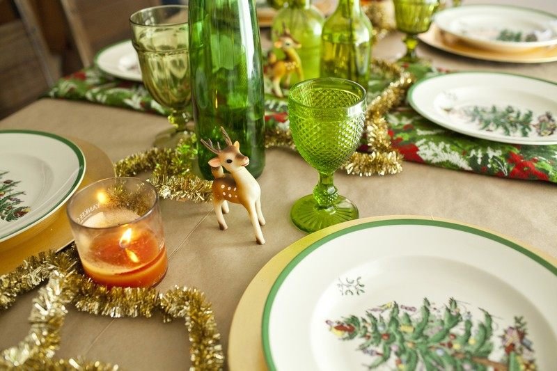 Aranjați pe masă decorațiunile de masă în verde și auriu Decorarea mesei-Crăciun-cerb-figurină-aur-ghirlandă