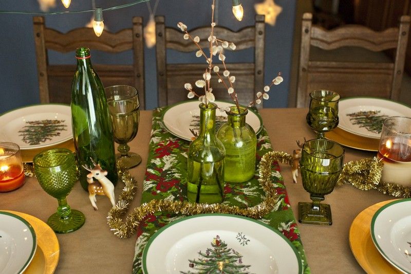 Decor de masă cu cupe de sticlă verde, salcie și ghirlandă Decorarea mesei sticla de vin de Crăciun căprioară