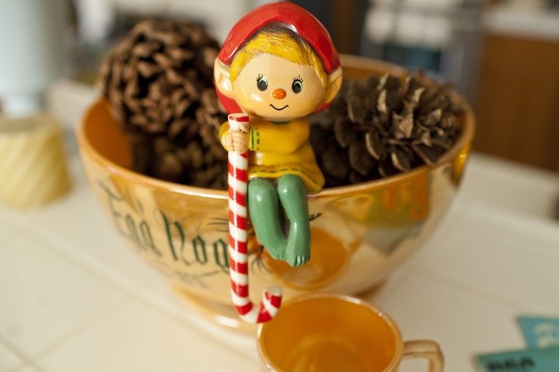 Realizați singuri decorațiuni de masă cu conuri de pin și figuri de lut Decorarea mesei figura pitică de Crăciun conuri de pin