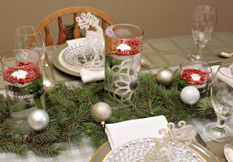 Realizați personal decorațiuni de masă elegante pentru Crăciun - idei cu materiale naturale Decorarea mesei-Crăciun-crengi verzi-brad-idei-lumânări plutitoare