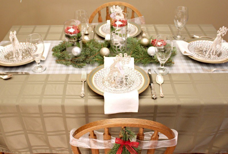 Ideea de decorare a mesei festive cu bile strălucitoare de copaci Decorarea mesei-Crăciun-modern-design-decor-idei-cină-familie