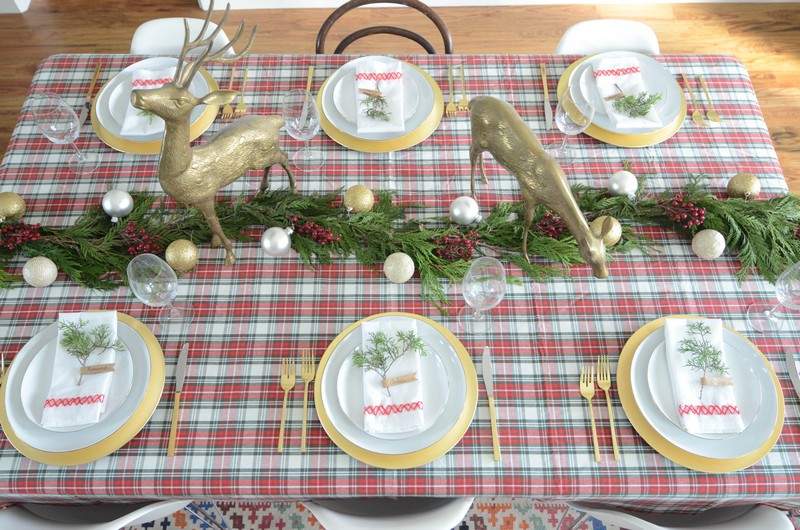Decoratiuni festive de Craciun cu bile de aur si argint Decorarea mesei-Crăciun-cerb-cerb-ramuri de brad-carouri-feță de masă